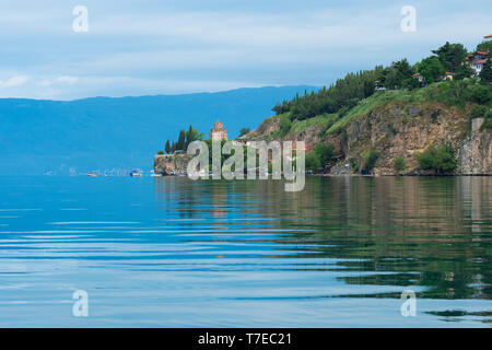 Di Ohrid e la chiesa di St John Theologian-Kaneo, lago di Ohrid Macedonia Foto Stock