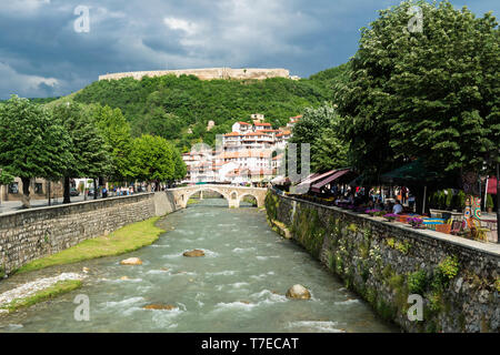 Bistrica fiume con il ponte di pietra e fortezza, Prizren, Kosovo Foto Stock