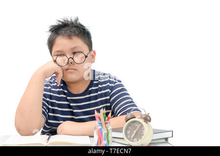 Annoiato e stanco asian studente facendo i compiti isolati su sfondo bianco, il concetto di istruzione Foto Stock