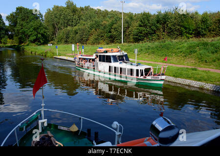 Nave e Ostroda Cyranka, Elblag-Ostroda Canal, Warmia Masuria - Polonia Foto Stock