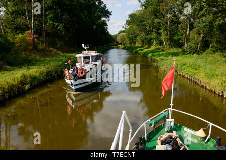 Nave e Ostroda Bursztyn, Elblag-Ostroda Canal, Warmia Masuria - Polonia Foto Stock