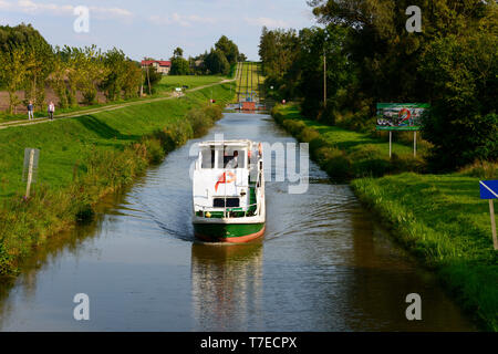 Nave Ostroda, Jelenie, Elblag-Ostroda Canal, Warmia Masuria - Polonia Foto Stock