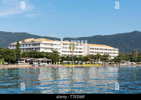 Spiaggia, hotel, Dassia, isola di Corfu, Isole Ionie, Mare mediterraneo, Grecia Foto Stock