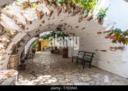 Panca, cortile, Panagia Theotokos, monastero, Paleokastritsa, isola di Corfu, Isole Ionie, Grecia Foto Stock