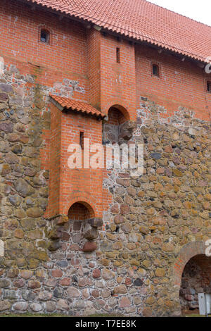 Muro di mattoni di un vecchio castello con wc camere in facciata Foto Stock