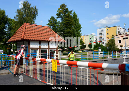 Ponte girevole, canale tra il lago Kisajno e il lago Niegocin, Gizycko, Warmia Masuria - Polonia Foto Stock