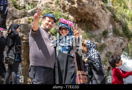 Niasar, Iran, 25 Aprile 2019: iraniani felice coppia sorridente per la camea Foto Stock