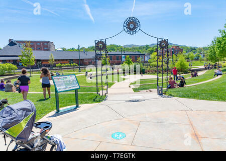 JOHNSON CITY, TN, Stati Uniti d'America-4/27/19: Persone e rilassante godendo di un estate giornata di primavera nei fondatori Park. Foto Stock