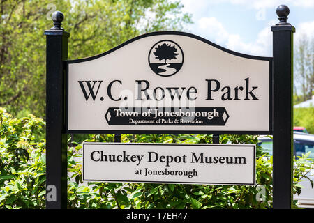 JONESBOROUGH, TN, Stati Uniti d'America-4/28/19: il deposito Chuckey Museum è pubblicizzato dal segno di W. C. Rowe Park. Foto Stock