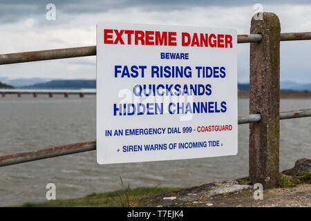 Un lato di avvertimento sul lungomare a Arnside in Cumbria dove la marea si precipita in molto velocemente. Foto Stock
