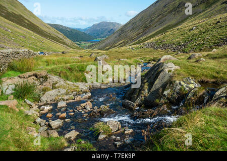 Vista da Kirkstone pass su un592 guardando verso Brotherswater nel Parco Nazionale del Distretto dei Laghi, Cumbria, England, Regno Unito Foto Stock