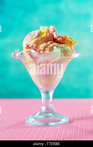 Rainbow gelato Gelato in bicchieri sul luminoso colorato di rosa e blu. Foto Stock