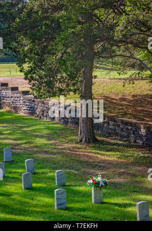 Fiori decorare una guerra civile di vedova lapide a Sciloh Cimitero Nazionale a Sciloh National Military Park, Sett. 21, 2016 in Silo, Tennessee. Foto Stock