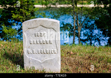 Una lapide segna una guerra civile soldato' grave a Sciloh Cimitero Nazionale a Sciloh National Military Park, Sett. 21, 2016 in Silo, Tennessee. Foto Stock