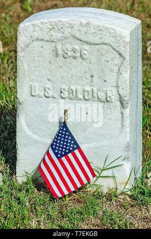 Una lapide segna una guerra civile soldato' grave a Sciloh Cimitero Nazionale a Sciloh National Military Park, Sett. 21, 2016 in Silo, Tennessee. Foto Stock