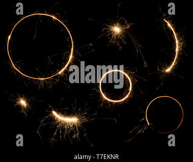 Sparkler gli elementi di design. Il Bengala fire stelle fuochi d'artificio impostare isolati su nero. Foto Stock