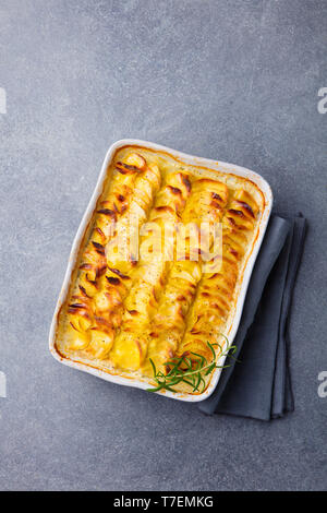 Patate gratinate, sostenuto fette di patate con salsa cremosa. Vista dall'alto. Foto Stock