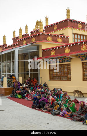 Spiti, Himachal Pradesh, India - 24 Marzo 2019 : la popolazione locale la raccolta per lama mask dance in Himalaya - dhankar gompa Foto Stock