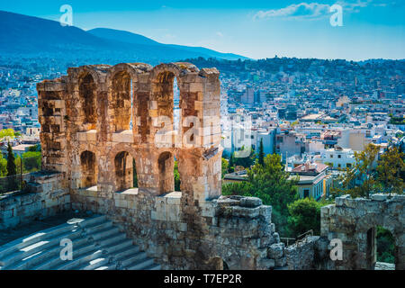 Paesaggio al tramonto con l' Odeon di Erode Attico all'Acropoli di Atene, Grecia. Si tratta di uno dei principali luoghi di interesse di Atene. Scenic panorama di H Foto Stock