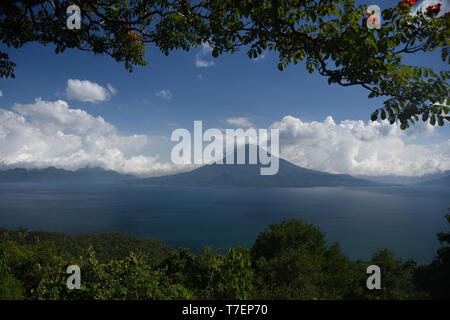 Vista panoramica del vulcano contro il cielo nuvoloso Foto Stock