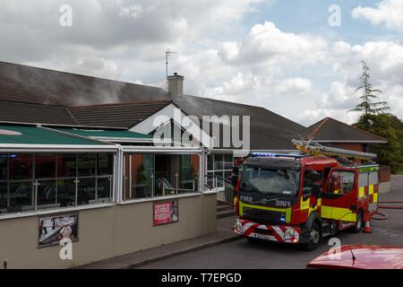 Cork, in Irlanda, 6 maggio, 2019. Incendio presso il Commons Inn Cork City. La città di Cork Vigili del Fuoco tackeling un incendio scoppiato nel il Commons Inn intorno Foto Stock