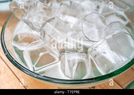 Un sacco di un bicchiere di vetro di acqua nel lavandino di vetro pronto per lavare e pulire. Foto Stock