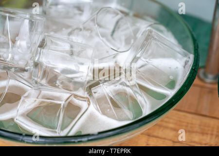 Un sacco di un bicchiere di vetro di acqua nel lavandino di vetro pronto per lavare e pulire. Foto Stock