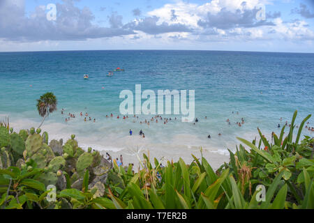 Angolo di Alta Vista di persone godendo sulla spiaggia Foto Stock