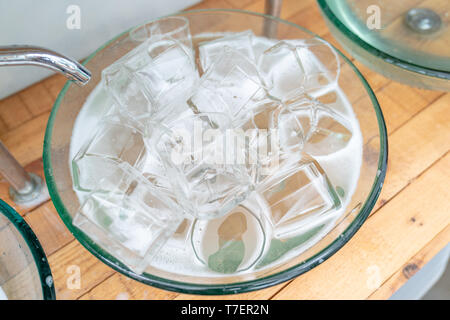 Un sacco di un bicchiere di vetro di acqua nel lavandino di vetro pronto per lavare e pulire. Foto Stock