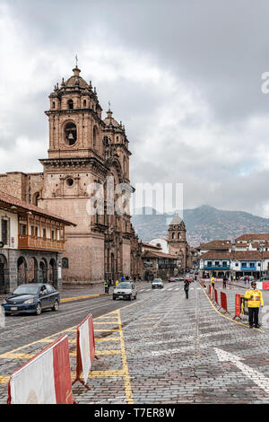 Cusco, Perù - Aprile 3, 2019: vista laterale della Plaza de Armas a Cusco con tempio della Compagnia di Gesù, Paraninfo Universitario e la Basilica d Foto Stock