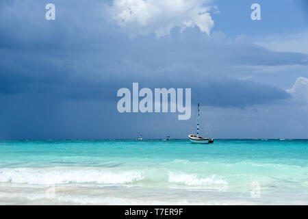 Barche a vela in mare dei Caraibi prima della tempesta Foto Stock