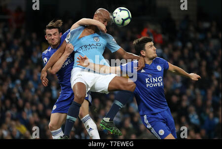 Manchester City's Vincent Kompany (centro) e Leicester City è ben Chilwell (sinistra) e Harry Maguire battaglia per la palla durante il match di Premier League al Etihad Stadium e Manchester. Foto Stock