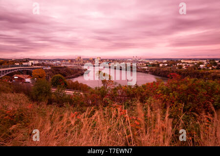 Il fiume Saint John e molti alberi durante l'autunno al tramonto in Saint John, New Brunswick, Canada. Foto Stock