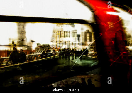 Montage di Londra guardando attraverso una finestra di un treno di metropolitana con persone che attraversano il ponte del millennio verso la Cattedrale di St. Paul Foto Stock