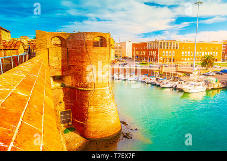 Vista del punto di riferimento la Fortezza Vecchia, una vecchia fortezza con una torre si trova a Livorno, una città portuale sul Mar Ligure in Toscana, Italia. Foto Stock