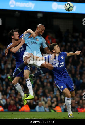 Manchester City's Vincent Kompany (centro) e Leicester City è ben Chilwell (sinistra) e Harry Maguire battaglia per la palla durante il match di Premier League al Etihad Stadium e Manchester. Foto Stock