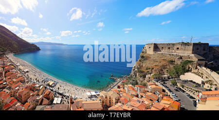 Panorama con belle spiagge e il vecchio castello della città medievale di Scilla in Calabria, Italia. Italiano corsa estiva vacanza. Foto Stock