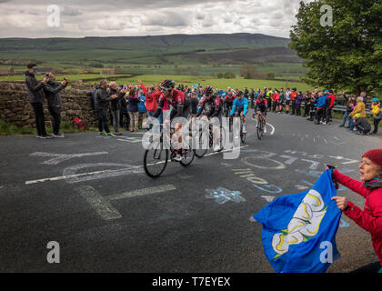 Regno Unito Sport: Côte de Barden Moor, Skipton North Yorkshire, Regno Unito. Il 5 maggio 2019. Tour globale de i vincitori dello Yorkshire, Team Ineos, già molto forte sul Co Foto Stock