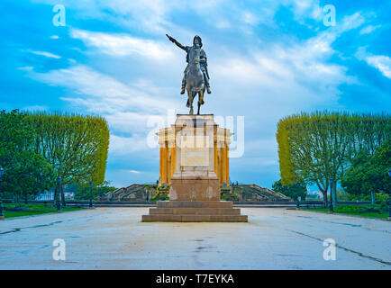 Con vista sul bellissimo lungomare Peyrou con Louis statua e pavillon a Montpellier città durante la luce del mattino nel sud della Francia Foto Stock