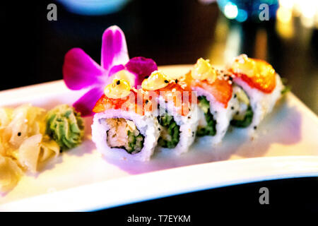 Giapponese rotolo maki con fragola in cima al ciclo Spisebar, Bergen, Norvegia Foto Stock