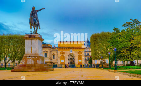 Con vista sul bellissimo lungomare Peyrou con Louis statua e pavillon a Montpellier città durante la luce del mattino nel sud della Francia Foto Stock