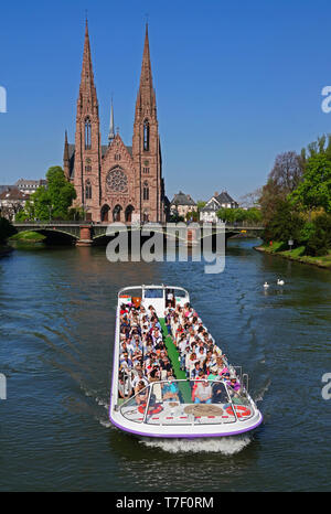 Sightseeing tour in barca sul canal a Strasburgo, Francia, con Saint-Paul la Chiesa in background. Foto Stock