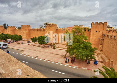 Mura, strade e marciapiedi, taroudant Marocco Foto Stock