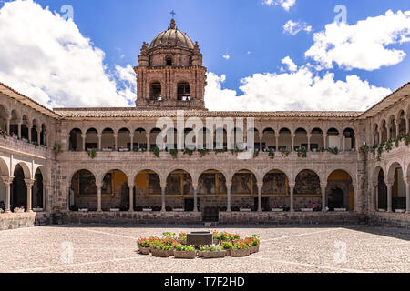 Cusco, Perù - 11 Aprile 2019: cortile del convento di Santo Domingo nel complesso di Koricancha nella città di Cusco, Perù. Koricancha era il più importan Foto Stock