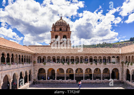 Cusco, Perù - 11 Aprile 2019: cortile del convento di Santo Domingo nel complesso di Koricancha nella città di Cusco, Perù. Koricancha era il più importan Foto Stock