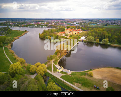 Veduta aerea del castello medievale di Njasviž. Niasvizh antica città in primavera. Regione di Minsk, Bielorussia Foto Stock
