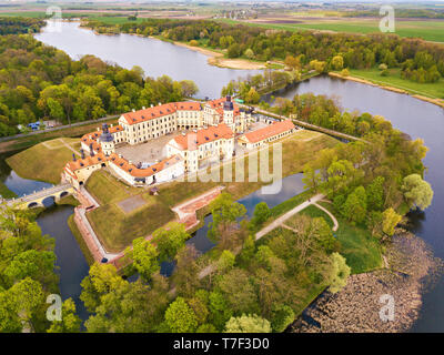Antenna vista superiore del castello medievale di Njasviž. Niasvizh antica città in primavera. Regione di Minsk, Bielorussia Foto Stock