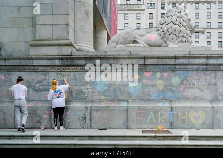 Gli anni dell'adolescenza fanno il disegno del gesso, attacco climatico di Sustainabiliteens. Per protestare contro la mancanza di azione sul cambiamento climatico, Vancouver Art Gallery, Vancouver, BC Foto Stock