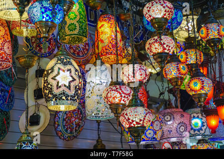 Lanterne di vetro stand in grand bazaar Istanbul Turchia Foto Stock