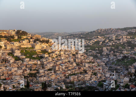 Antenna vista panorama urbano del quartiere residenziale durante una bella giornata di sole del tramonto. Prese a Gerusalemme, Israele. Foto Stock